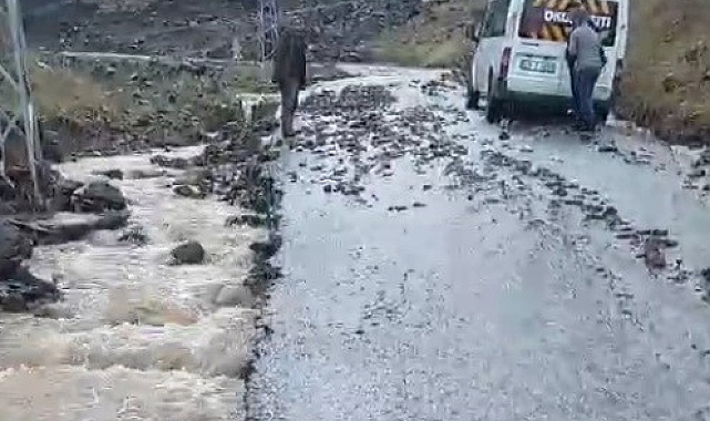 Muş'ta heyelan köy yolunu ulaşıma kapattı