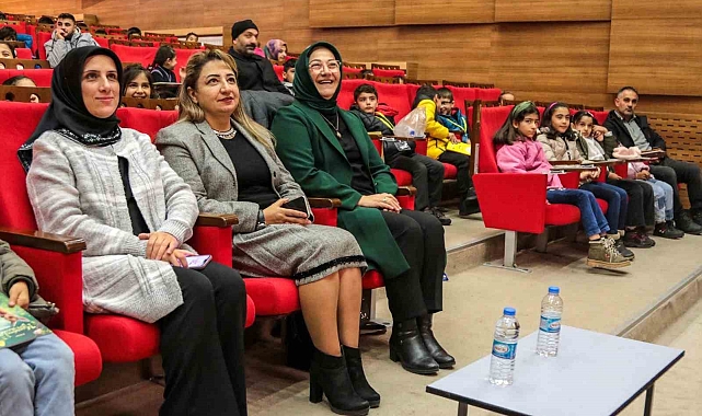Öğrenciler Hacivat-Karagöz oyununu anneleri ile izledi