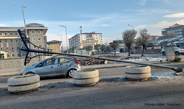 Patnos'ta şiddetli rüzgar direği devirdi