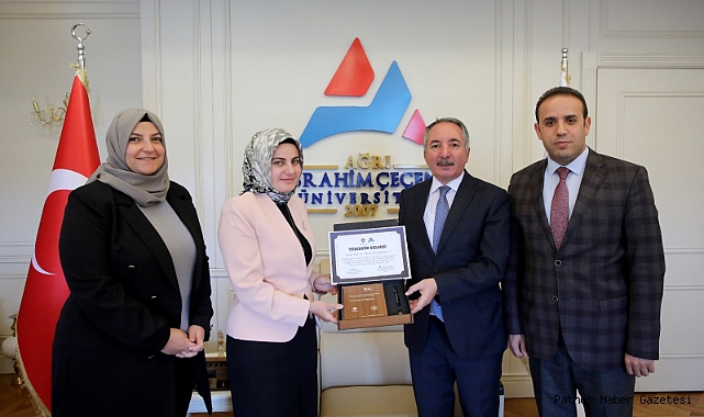 Rektör Karabulut’a teşekkür plaketi verildi