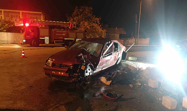 Saat kulesine çarpan otomobilin sürücüsü hayatını kaybetti