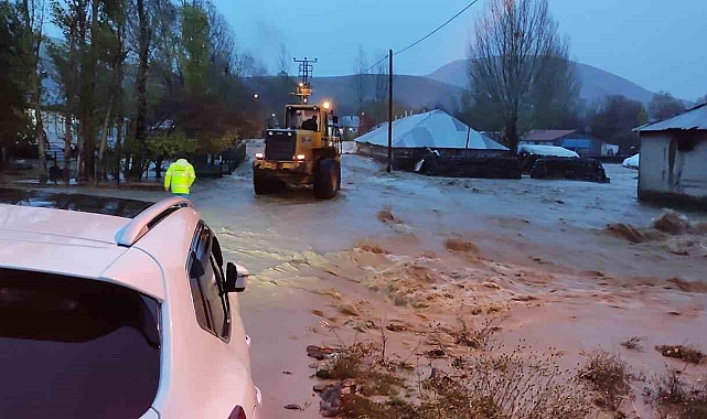 Selde mahsur kalan 2 çoban ve 30 hayvan kurtarıldı