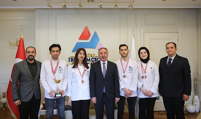 Yemek yarışmasında başarılı olan öğrencilerden rektör Karabulut’a ziyaret