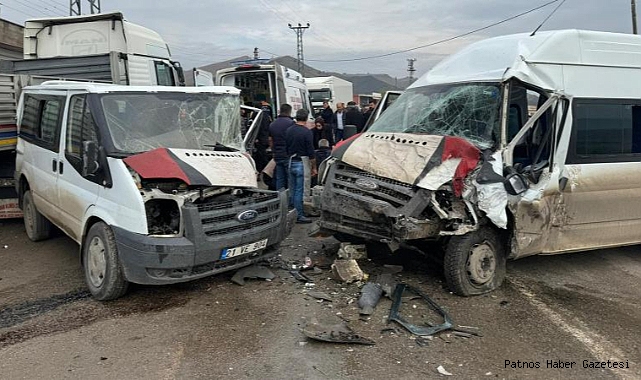 2 minibüs kafa kafaya çarpıştı: 18 yaralı