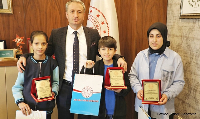 Ağrı'da "Sözlük Tasarım" yarışmasında dereceye giren öğrencilere ödülleri verildi