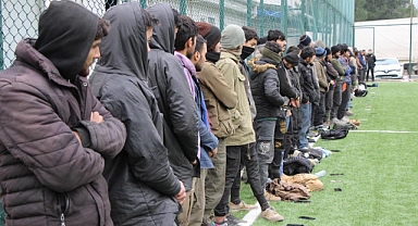Ağrı’dan İstanbul yönüne giden tırda, 62 Afgan Uyruklu Göçmen Yakalandı