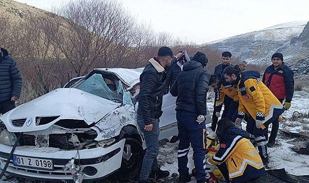 Ağrı-Tutak Karayolunda akıl almaz kaza: 1'i ağır 3 yaralı