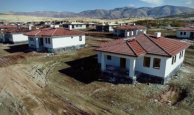 Deprem bölgesinde köy evlerinin teslimine başlanıyor