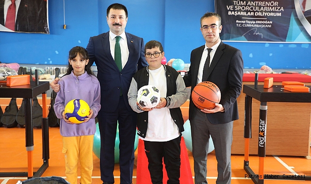Diyadin'de öğrencilere spor malzemesi dağıtıldı