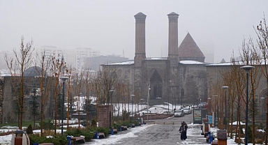Erzurum'a yağış yağmur ve sisle geri döndü