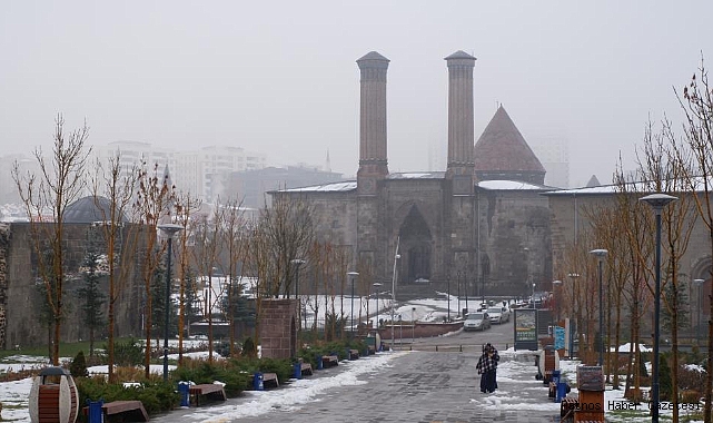 Erzurum'a yağış yağmur ve sisle geri döndü
