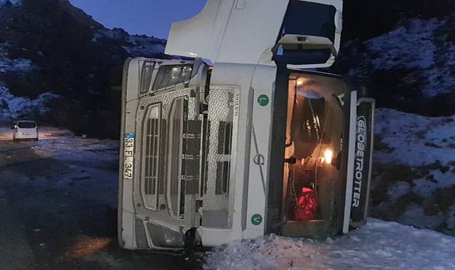Erzurum'da virajı alamayan tır devrildi sürücüsü yaralandı
