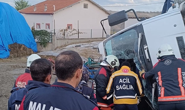 Hafriyat kamyonu devrildi: 1 yaralı