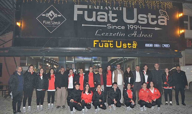 Hakkari'de Kadın Futbol Takımı yemekte bir araya geldi