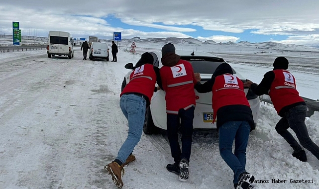 Kar nedeniyle yolda kalan sürücülerin yardımına Diyadin Kızılay ekipleri yetişti