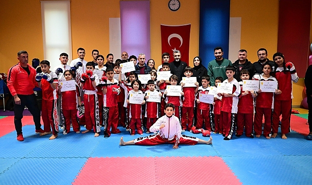 Kickbokscular sporcular kuşak sınavı için ter döktü