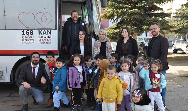 Minik öğrenciler kızılay için kan bağışı çağrısında bulundu