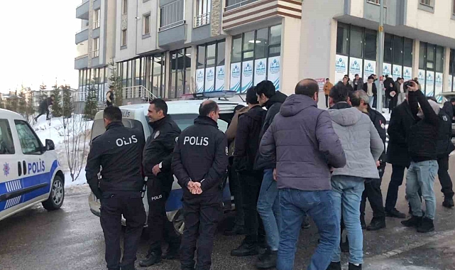 Oyuncak silahla sosyal medya için görüntü çeken gençler, polisi alarma geçirdi