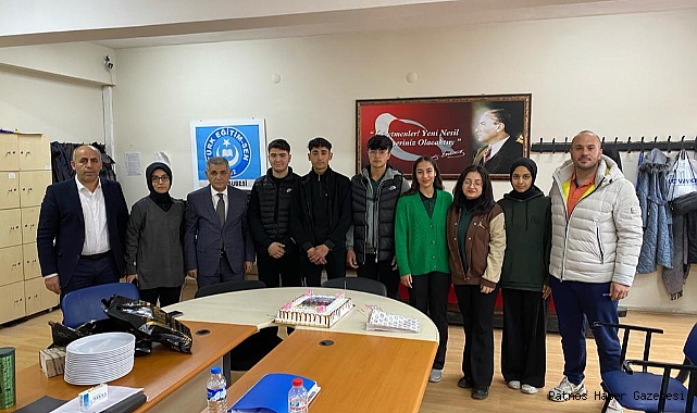 Patnos’ta masa tenisi turnuvasında şampiyonluk elde eden öğrencilere hediyeleri takdim edildi