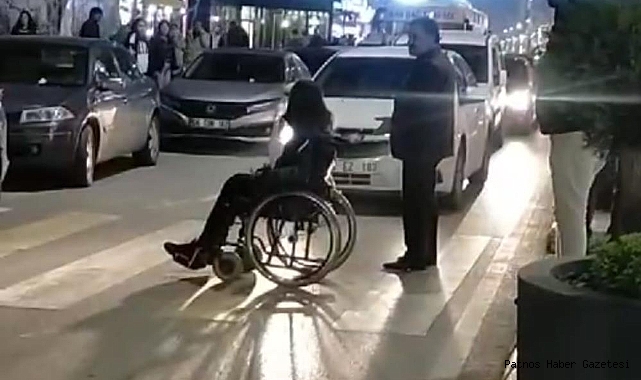 Van'da engelli genç aracını engelli rampasına park eden sürücüye kızdı caddeyi trafiğe kapattı