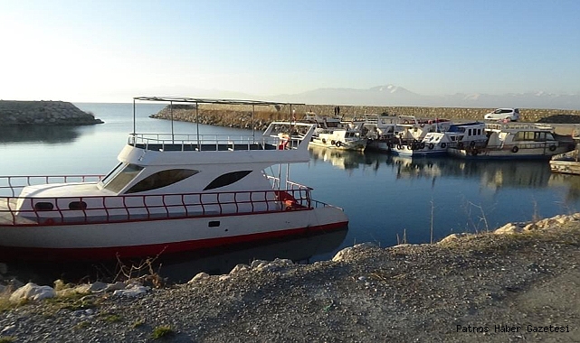 Van Gölü’nde sular çekilince, balıkçı tekneleri limanda mahsur kaldı