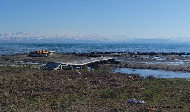 Van Gölü’nde yağışlara rağmen çekilme devam ediyor
