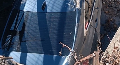 2 otomobil çarpıştı araçlardan biri sulama kanalına düştü: 1 yaralı