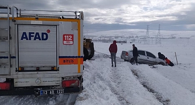 AFAD ekipleri kara saplanan otomobili kurtardı