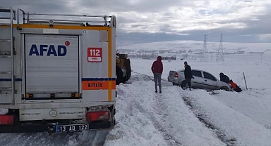 AFAD ekipleri kara saplanan otomobili kurtardı