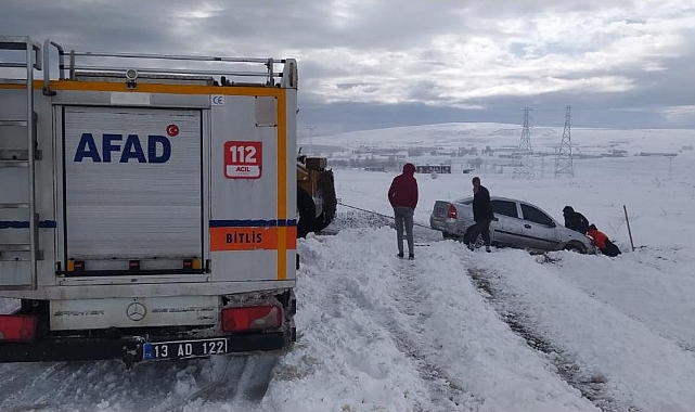 AFAD ekipleri kara saplanan otomobili kurtardı