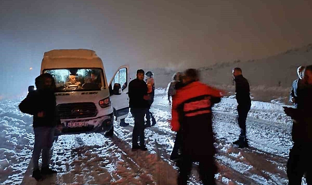 AFAD ve Kızılay ekipleri yolda mahsur kalan sürücü ve yolculara kumanya dağıttı