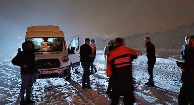 AFAD ve Kızılay ekipleri yolda mahsur kalan sürücü ve yolculara kumanya dağıttı