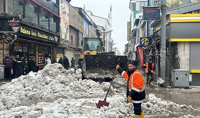Ağrı Belediyesi kar temizleme çalışması başlattı