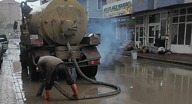 Ağrı Belediyesi yağmur sonrası yolları temizliyor