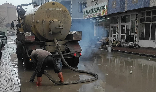 Ağrı Belediyesi yağmur sonrası yolları temizliyor