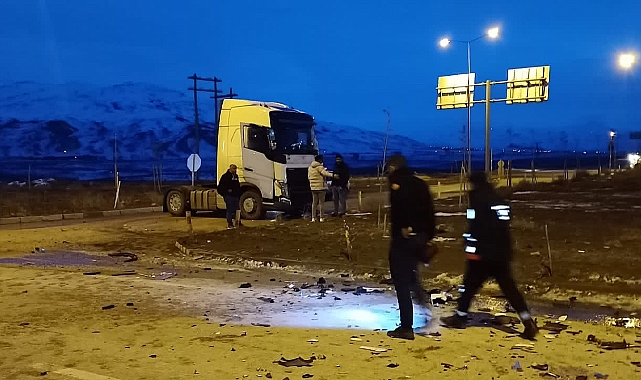 Ağrı'da 2 TIR'ın kafa kafaya çarpıştığı kazada 3 kişi yaralandı