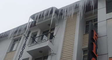 Ağrı'da çatılarda oluşan buz sarkıtları temizleniyor