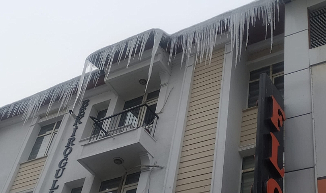 Ağrı'da çatılarda oluşan buz sarkıtları temizleniyor