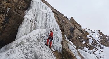 Ağrı'da dağcılar küresel ısınma gölgesinde, buz tırmanışı yaptı (Videolu Haber)