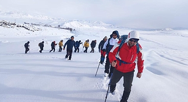 Ağrı'da dağcılar, küresel ısınmaya dikkat çekmek için kilometrelerce yol yürüdü (Videolu haber)