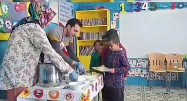 Ağrı'da fedakar öğretmen çift odun sobasında öğrencilerine yemek hazırladı (Videolu Haber)