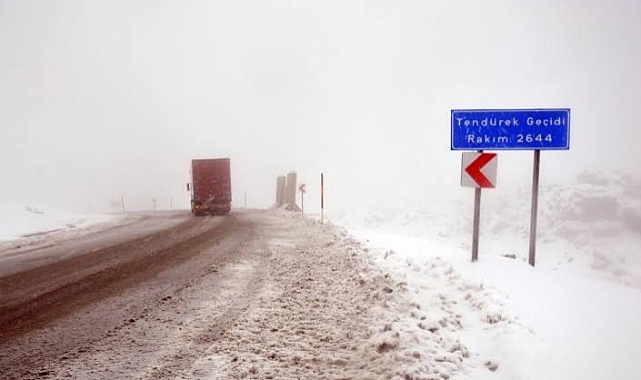 Ağrı’da hayat durma noktasına geldi: Tendürek geçidi ulaşıma kapandı