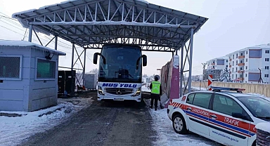 Ağrı’da jandarma ekipleri otobüsleri denetledi