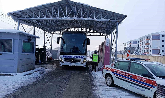 Ağrı’da jandarma ekipleri otobüsleri denetledi