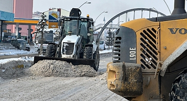 Ağrı'da kar temizleme çalışmaları aralıksız devam ediyor