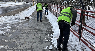 Ağrı'da kar temizliği çalışmaları sürüyor