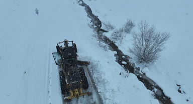 (Videolu Haber) Ağrı'da kardan kapanan köy yolları yeniden ulaşıma açıldı