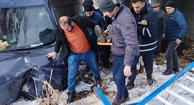 Ağrı'da kontrolden çıkan araç köprüden aşağı düştü