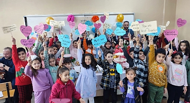 Ağrı'da mezun öğrencilerden öğretmenlerine sürpriz