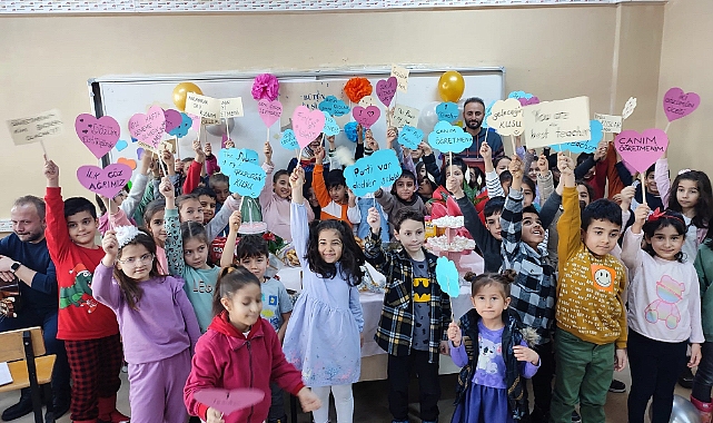 Ağrı'da mezun öğrencilerden öğretmenlerine sürpriz